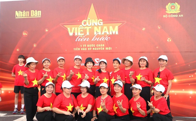 Hơn 5.000 người Quảng Trị cùng cả nước đi bộ "Cùng Việt Nam tiến bước"- Ảnh 7. Hơn 5.000 người Quảng Trị cùng cả nước đi bộ "Cùng Việt Nam tiến bước"- Ảnh 7.