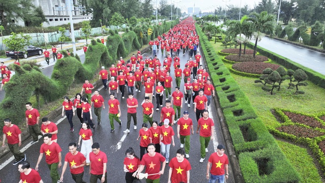 Hơn 5.000 người Quảng Trị cùng cả nước đi bộ "Cùng Việt Nam tiến bước"- Ảnh 6. Hơn 5.000 người Quảng Trị cùng cả nước đi bộ "Cùng Việt Nam tiến bước"- Ảnh 6.