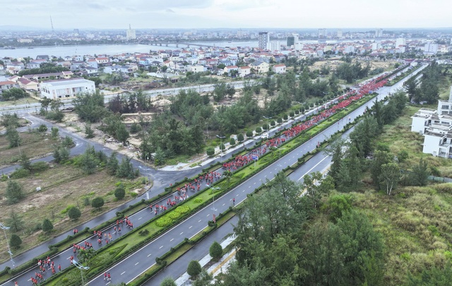 Hơn 5.000 người Quảng Trị cùng cả nước đi bộ "Cùng Việt Nam tiến bước"- Ảnh 4. Hơn 5.000 người Quảng Trị cùng cả nước đi bộ "Cùng Việt Nam tiến bước"- Ảnh 4.