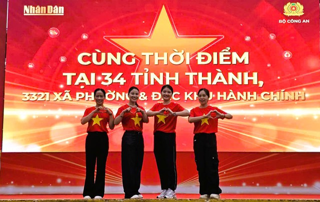 32 ngàn người ở Thanh Hóa xuống đường đi bộ "Cùng Việt Nam tiến bước"- Ảnh 3. 32 ngàn người ở Thanh Hóa xuống đường đi bộ "Cùng Việt Nam tiến bước"- Ảnh 3.