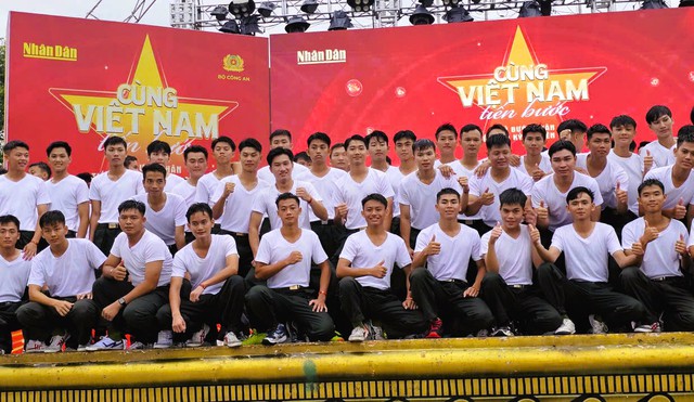 32 ngàn người ở Thanh Hóa xuống đường đi bộ "Cùng Việt Nam tiến bước"- Ảnh 4. 32 ngàn người ở Thanh Hóa xuống đường đi bộ "Cùng Việt Nam tiến bước"- Ảnh 4.
