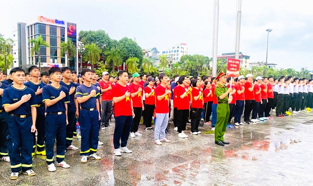 32 ngàn người ở Thanh Hóa xuống đường đi bộ "Cùng Việt Nam tiến bước"- Ảnh 2. 32 ngàn người ở Thanh Hóa xuống đường đi bộ "Cùng Việt Nam tiến bước"- Ảnh 2.