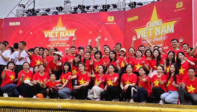 32 ngàn người ở Thanh Hóa xuống đường đi bộ "Cùng Việt Nam tiến bước"- Ảnh 5. 32 ngàn người ở Thanh Hóa xuống đường đi bộ "Cùng Việt Nam tiến bước"- Ảnh 5.