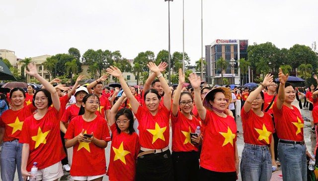32 ngàn người ở Thanh Hóa xuống đường đi bộ "Cùng Việt Nam tiến bước"- Ảnh 7. 32 ngàn người ở Thanh Hóa xuống đường đi bộ "Cùng Việt Nam tiến bước"- Ảnh 7.