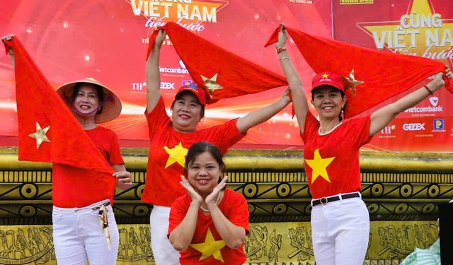 32 ngàn người ở Thanh Hóa xuống đường đi bộ "Cùng Việt Nam tiến bước"- Ảnh 8. 32 ngàn người ở Thanh Hóa xuống đường đi bộ "Cùng Việt Nam tiến bước"- Ảnh 8.