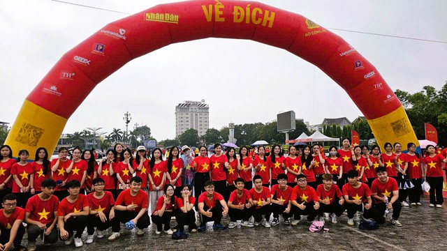 32 ngàn người ở Thanh Hóa xuống đường đi bộ "Cùng Việt Nam tiến bước"- Ảnh 18. 32 ngàn người ở Thanh Hóa xuống đường đi bộ "Cùng Việt Nam tiến bước"- Ảnh 18.