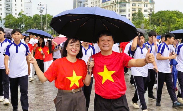 32 ngàn người ở Thanh Hóa xuống đường đi bộ "Cùng Việt Nam tiến bước"- Ảnh 9. 32 ngàn người ở Thanh Hóa xuống đường đi bộ "Cùng Việt Nam tiến bước"- Ảnh 9.