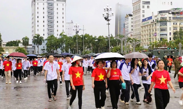32 ngàn người ở Thanh Hóa xuống đường đi bộ "Cùng Việt Nam tiến bước"- Ảnh 1. 32 ngàn người ở Thanh Hóa xuống đường đi bộ "Cùng Việt Nam tiến bước"- Ảnh 1.