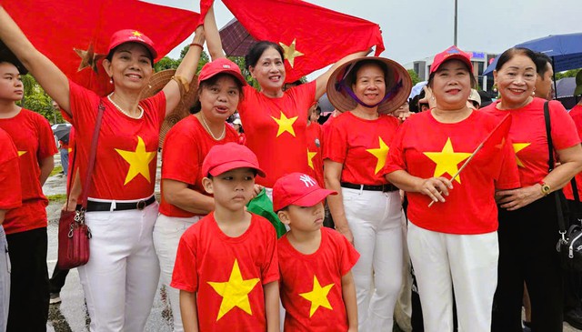 32 ngàn người ở Thanh Hóa xuống đường đi bộ "Cùng Việt Nam tiến bước"- Ảnh 13. 32 ngàn người ở Thanh Hóa xuống đường đi bộ "Cùng Việt Nam tiến bước"- Ảnh 13.