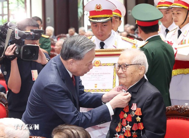 Tổng Bí thư Tô Lâm: Cán bộ lão thành tiếp tục là "người chiến sĩ trên mặt trận mới"- Ảnh 3. Tổng Bí thư Tô Lâm: Cán bộ lão thành tiếp tục là "người chiến sĩ trên mặt trận mới"- Ảnh 3.