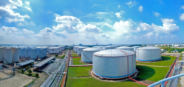 TỔNG KHO XĂNG DẦU NHÀ BÈ: 50 năm gắn liền với dòng chảy năng lượng quốc gia- Ảnh 3. TỔNG KHO XĂNG DẦU NHÀ BÈ: 50 năm gắn liền với dòng chảy năng lượng quốc gia- Ảnh 3.