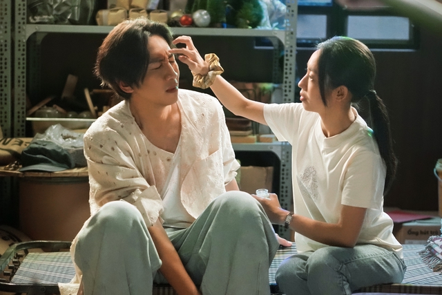"Hoàng tử châu Á" Lee Kwang-soo say nắng "nàng thơ Việt Nam" Hoàng Hà- Ảnh 5. "Hoàng tử châu Á" Lee Kwang-soo say nắng "nàng thơ Việt Nam" Hoàng Hà- Ảnh 5.