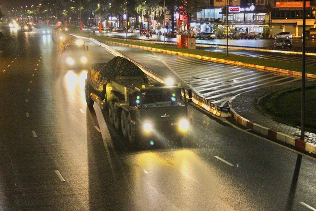 Khối xe tăng thiết giáp rời Miếu Môn về trung tâm Hà Nội trong đêm - Ảnh 2. Khối xe tăng thiết giáp rời Miếu Môn về trung tâm Hà Nội trong đêm - Ảnh 2.