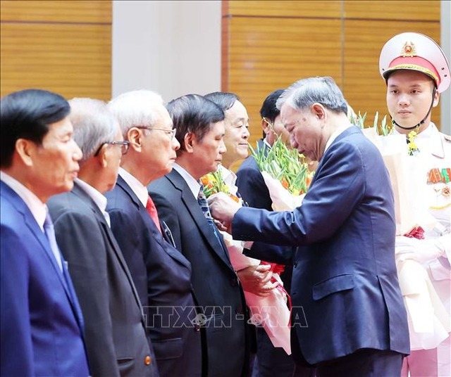 Tổng Bí thư Tô Lâm: Cán bộ lão thành tiếp tục là "người chiến sĩ trên mặt trận mới"- Ảnh 5. Tổng Bí thư Tô Lâm: Cán bộ lão thành tiếp tục là "người chiến sĩ trên mặt trận mới"- Ảnh 5.
