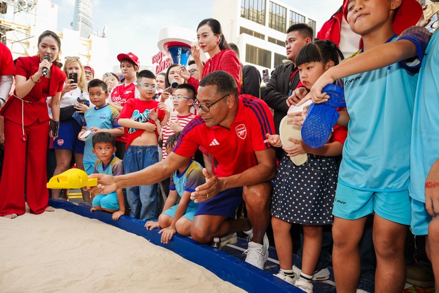 Huyền thoại bóng đá Gilberto Silva gây náo loạn phố đi bộ Nguyễn Huệ- Ảnh 3. Huyền thoại bóng đá Gilberto Silva gây náo loạn phố đi bộ Nguyễn Huệ- Ảnh 3.