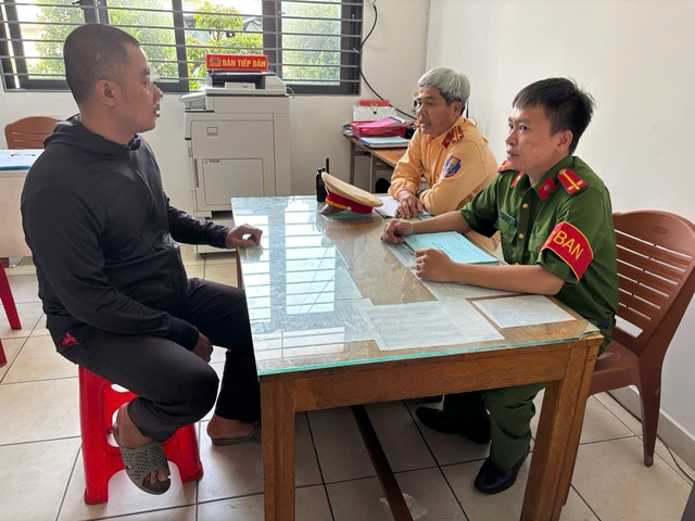 Công an TP HCM truy tìm thanh niên mặc áo Grab đập kính xe tải - Ảnh 1. Công an TP HCM truy tìm thanh niên mặc áo Grab đập kính xe tải - Ảnh 1.