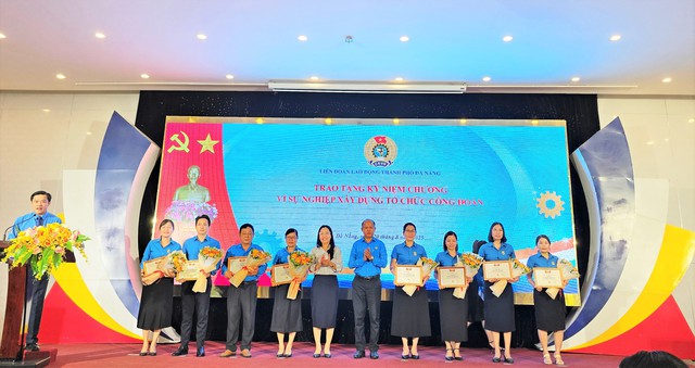Đà Nẵng trao tặng Kỷ niệm chương Vì sự nghiệp xây dựng tổ chức Công đoàn cho 99 cá nhân - Ảnh 2. Đà Nẵng trao tặng Kỷ niệm chương Vì sự nghiệp xây dựng tổ chức Công đoàn cho 99 cá nhân - Ảnh 2.
