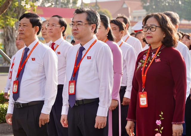 Đoàn đại biểu dự Đại hội Đảng bộ các cơ quan Đảng TP HCM dâng hương, dâng hoa Chủ tịch Hồ Chí Minh- Ảnh 2.