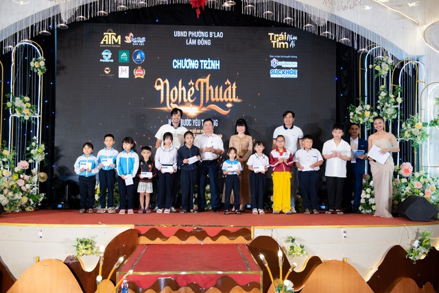 Quỹ “Trái tim nhân ái” trao quà và học bổng tại Bảo Lộc- Ảnh 1.