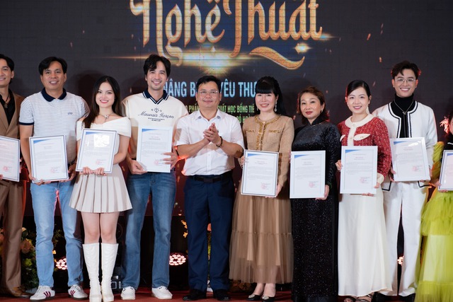 Quỹ “Trái tim nhân ái” trao quà và học bổng tại Bảo Lộc- Ảnh 2.