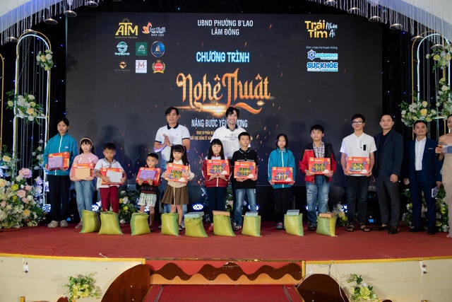 Quỹ “Trái tim nhân ái” trao quà và học bổng tại Bảo Lộc- Ảnh 3.