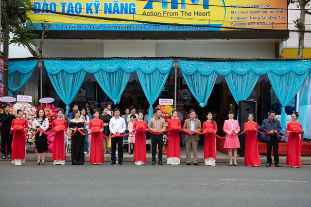 Quỹ “Trái tim nhân ái” trao quà và học bổng tại Bảo Lộc- Ảnh 4.