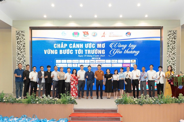 Ba nghìn suất quà tặng trẻ mồ côi, khuyết tật và hoàn cảnh khó khăn - Ảnh 1.
