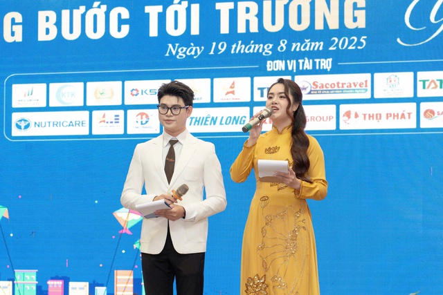 Ba nghìn suất quà tặng trẻ mồ côi, khuyết tật và hoàn cảnh khó khăn - Ảnh 3.