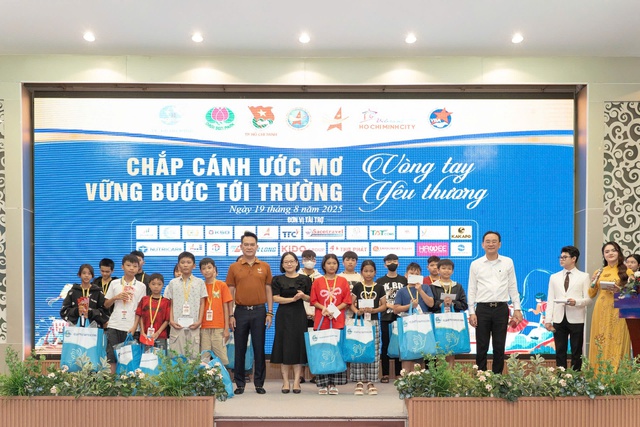Ba nghìn suất quà tặng trẻ mồ côi, khuyết tật và hoàn cảnh khó khăn - Ảnh 4.