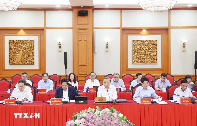 Bộ Chính trị cho ý kiến về công tác chuẩn bị Đại hội Đảng bộ TP Hà Nội và Đảng bộ TP HCM - Ảnh 1.