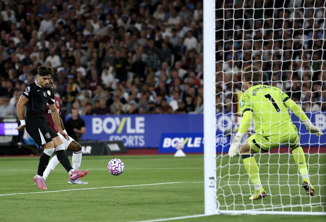 Thắng vùi dập chủ nhà West Ham 5-1, Chelsea lên đỉnh bảng Ngoại hạng Anh- Ảnh 3. Thắng vùi dập chủ nhà West Ham 5-1, Chelsea lên đỉnh bảng Ngoại hạng Anh- Ảnh 3.
