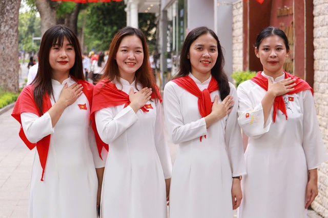 Người dân háo hức bày tỏ niềm tự hào trong ngày tổng hợp luyện lần 1 A80 - Ảnh 2. Người dân háo hức bày tỏ niềm tự hào trong ngày tổng hợp luyện lần 1 A80 - Ảnh 2.