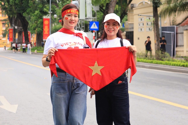 Người dân háo hức bày tỏ niềm tự hào trong ngày tổng hợp luyện lần 1 A80 - Ảnh 3. Người dân háo hức bày tỏ niềm tự hào trong ngày tổng hợp luyện lần 1 A80 - Ảnh 3.