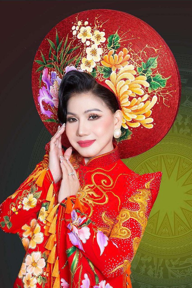 NSND Phượng Loan rực rỡ trong bộ sưu tập áo dài "Gấm hoa khoe sắc"- Ảnh 3. NSND Phượng Loan rực rỡ trong bộ sưu tập áo dài "Gấm hoa khoe sắc"- Ảnh 3.