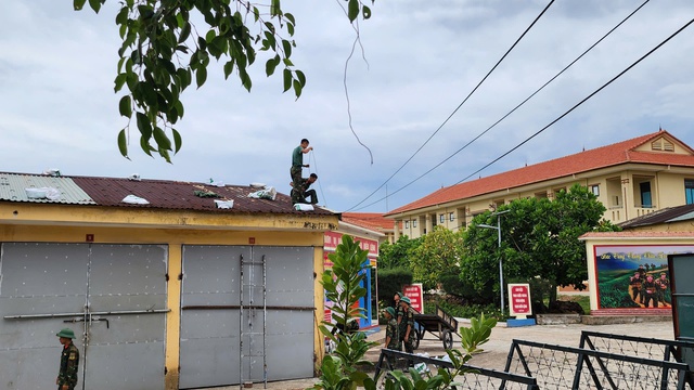 Chùm ảnh: Bão số 5 cận kề, bộ đội Quảng Trị cơ động 24/24 cứu dân và tài sản - Ảnh 6. Chùm ảnh: Bão số 5 cận kề, bộ đội Quảng Trị cơ động 24/24 cứu dân và tài sản - Ảnh 6.