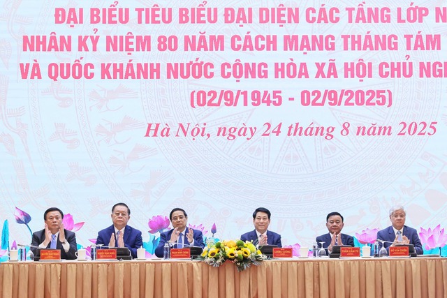 Chủ tịch nước và Thủ tướng cùng gặp mặt 300 đại biểu tiêu biểu đại diện các tầng lớp nhân dân- Ảnh 1. Chủ tịch nước và Thủ tướng cùng gặp mặt 300 đại biểu tiêu biểu đại diện các tầng lớp nhân dân- Ảnh 1.