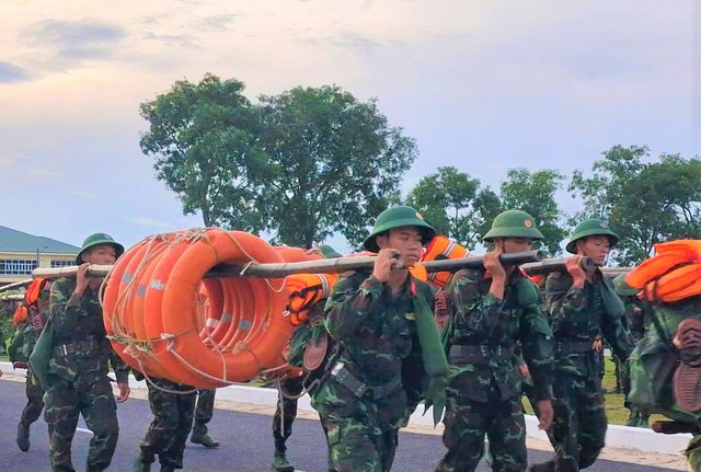 Chùm ảnh: Bão số 5 cận kề, bộ đội Quảng Trị cơ động 24/24 cứu dân và tài sản - Ảnh 2. Chùm ảnh: Bão số 5 cận kề, bộ đội Quảng Trị cơ động 24/24 cứu dân và tài sản - Ảnh 2.