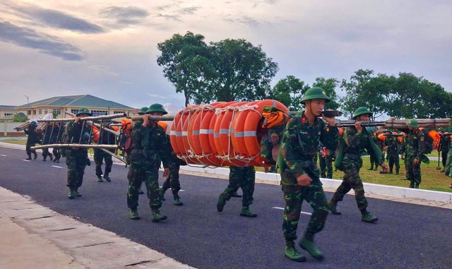 Chùm ảnh: Bão số 5 cận kề, bộ đội Quảng Trị cơ động 24/24 cứu dân và tài sản - Ảnh 3. Chùm ảnh: Bão số 5 cận kề, bộ đội Quảng Trị cơ động 24/24 cứu dân và tài sản - Ảnh 3.