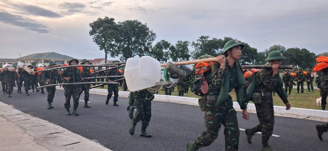 Chùm ảnh: Bão số 5 cận kề, bộ đội Quảng Trị cơ động 24/24 cứu dân và tài sản - Ảnh 5. Chùm ảnh: Bão số 5 cận kề, bộ đội Quảng Trị cơ động 24/24 cứu dân và tài sản - Ảnh 5.