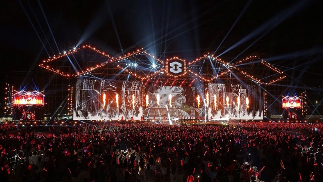 Hơn 50.000 khán giả quẩy từ chiều tới khuya ở 8Wonder - Moments of Wonder- Ảnh 1. Hơn 50.000 khán giả quẩy từ chiều tới khuya ở 8Wonder - Moments of Wonder- Ảnh 1.