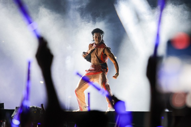 Hơn 50.000 khán giả quẩy từ chiều tới khuya ở 8Wonder - Moments of Wonder- Ảnh 2. Hơn 50.000 khán giả quẩy từ chiều tới khuya ở 8Wonder - Moments of Wonder- Ảnh 2.