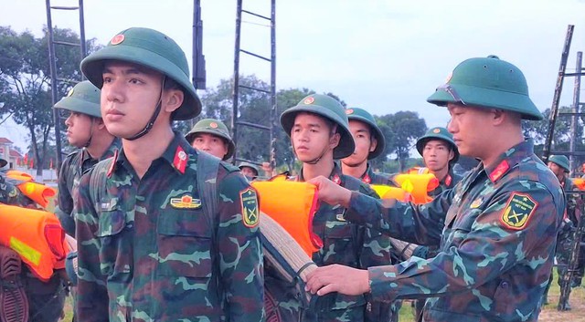 Chùm ảnh: Bão số 5 cận kề, bộ đội Quảng Trị cơ động 24/24 cứu dân và tài sản - Ảnh 8. Chùm ảnh: Bão số 5 cận kề, bộ đội Quảng Trị cơ động 24/24 cứu dân và tài sản - Ảnh 8.