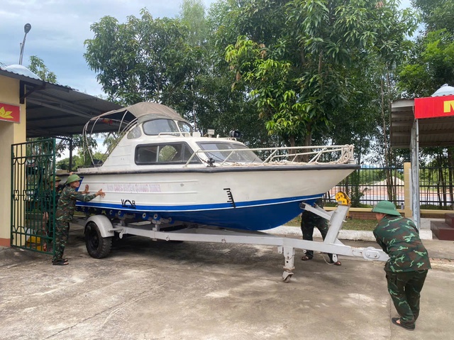 Chùm ảnh: Bão số 5 cận kề, bộ đội Quảng Trị cơ động 24/24 cứu dân và tài sản - Ảnh 10. Chùm ảnh: Bão số 5 cận kề, bộ đội Quảng Trị cơ động 24/24 cứu dân và tài sản - Ảnh 10.