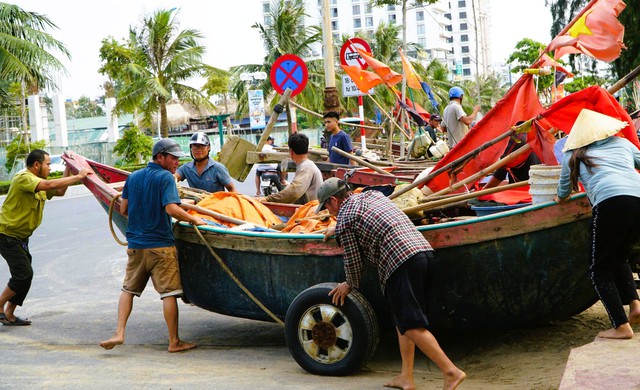 Ngư dân Sầm Sơn kéo thuyền bè lên bờ tránh bão số 5- Ảnh 9.