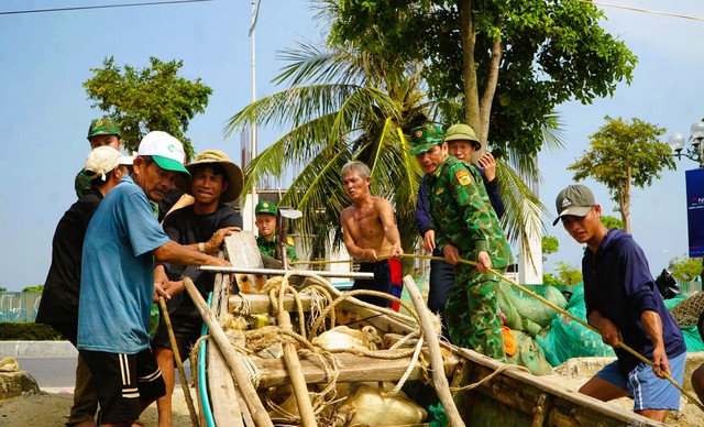 Ngư dân Sầm Sơn kéo thuyền bè lên bờ tránh bão số 5- Ảnh 8.