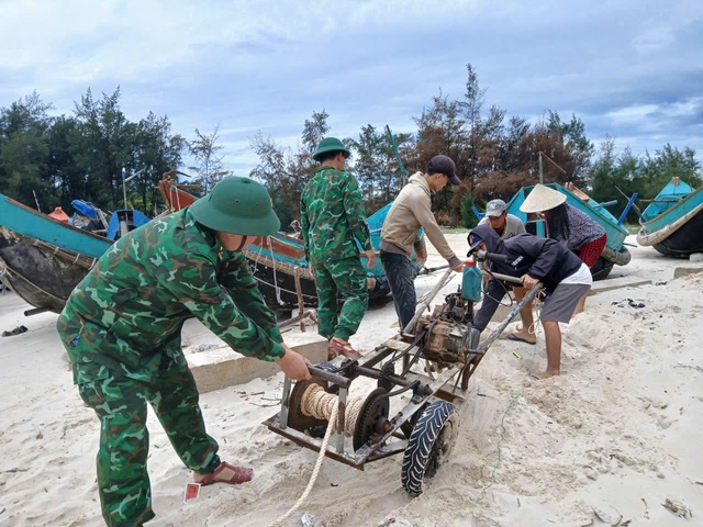 Chùm ảnh: Bão số 5 cận kề, bộ đội Quảng Trị cơ động 24/24 cứu dân và tài sản - Ảnh 18. Chùm ảnh: Bão số 5 cận kề, bộ đội Quảng Trị cơ động 24/24 cứu dân và tài sản - Ảnh 18.