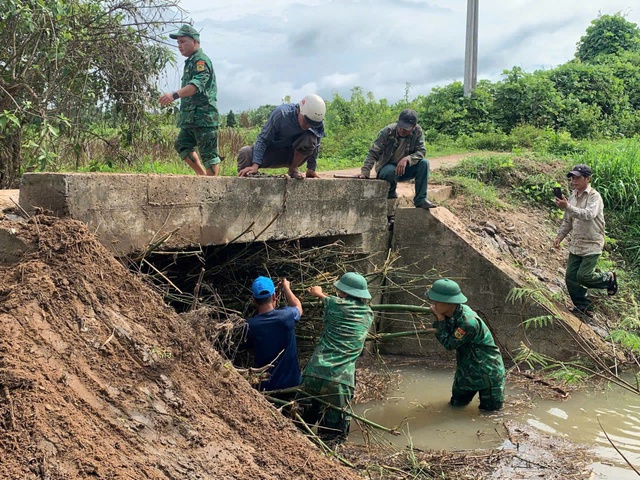 Chùm ảnh: Bão số 5 cận kề, bộ đội Quảng Trị cơ động 24/24 cứu dân và tài sản - Ảnh 21. Chùm ảnh: Bão số 5 cận kề, bộ đội Quảng Trị cơ động 24/24 cứu dân và tài sản - Ảnh 21.