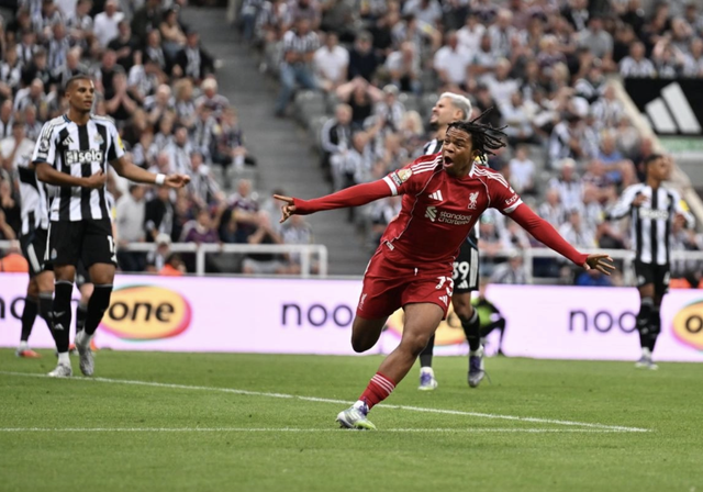 Sao 16 tuổi Ngumoha tỏa sáng, Liverpool thắng Newcastle phút 90+10- Ảnh 7. Sao 16 tuổi Ngumoha tỏa sáng, Liverpool thắng Newcastle phút 90+10- Ảnh 7.