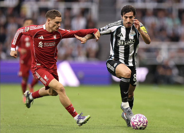 Sao 16 tuổi Ngumoha tỏa sáng, Liverpool thắng Newcastle phút 90+10- Ảnh 1. Sao 16 tuổi Ngumoha tỏa sáng, Liverpool thắng Newcastle phút 90+10- Ảnh 1.