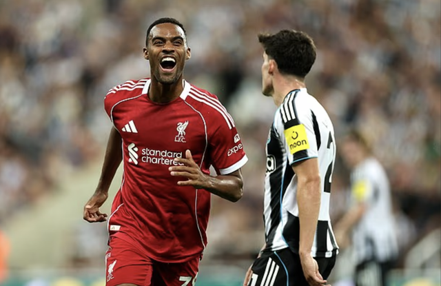 Sao 16 tuổi Ngumoha tỏa sáng, Liverpool thắng Newcastle phút 90+10- Ảnh 2. Sao 16 tuổi Ngumoha tỏa sáng, Liverpool thắng Newcastle phút 90+10- Ảnh 2.